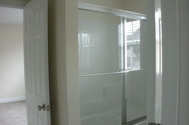 Building Photo - Freshly Painted Large Townhome