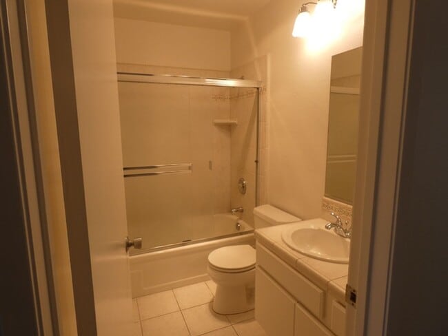 Building Photo - Spacious Townhome at Stonebridge