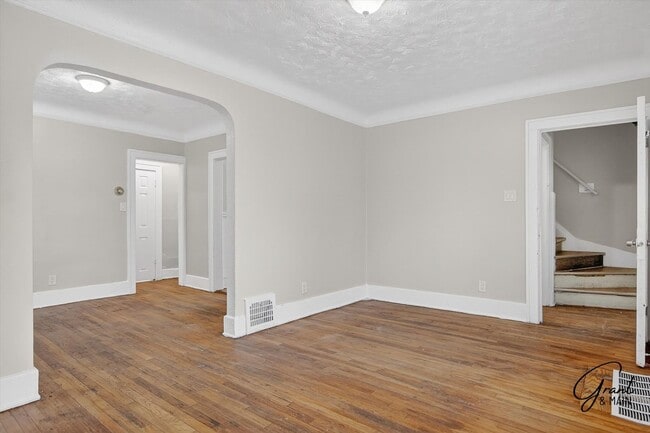 Building Photo - $1300 4 bedrooms