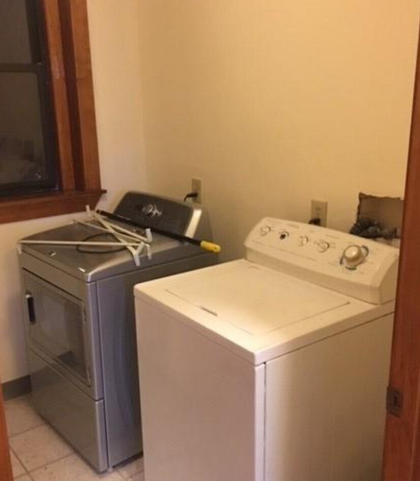 Building Photo - 369 Centre St