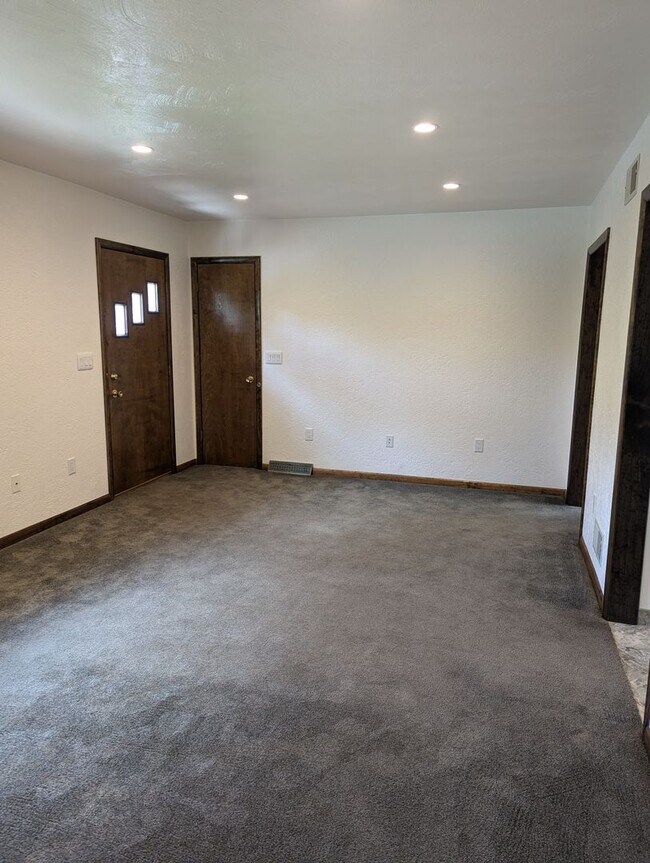 Building Photo - Nicely Renovated 2 Bedroom/2  Bath in Bon ...