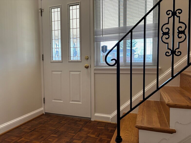 Building Photo - 8903 Victoria Rd