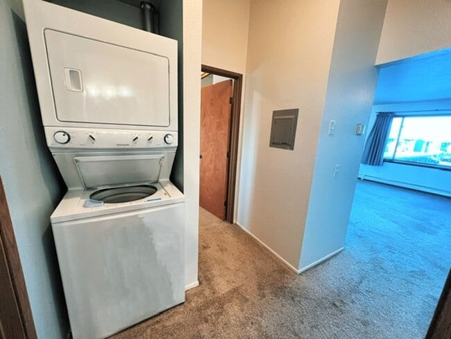 Building Photo - Spacious & Bright Top Floor Condo in East Anchorage, Close to Base + W/D In Unit!