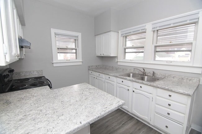 Building Photo - 2 Bedroom & Large Car Garage in Moline for...