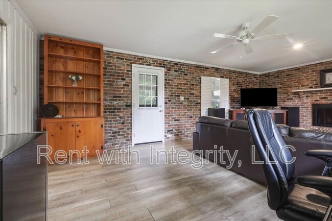 Building Photo - 1917 Sharon Rd