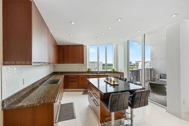 Building Photo - 15811 Collins Ave