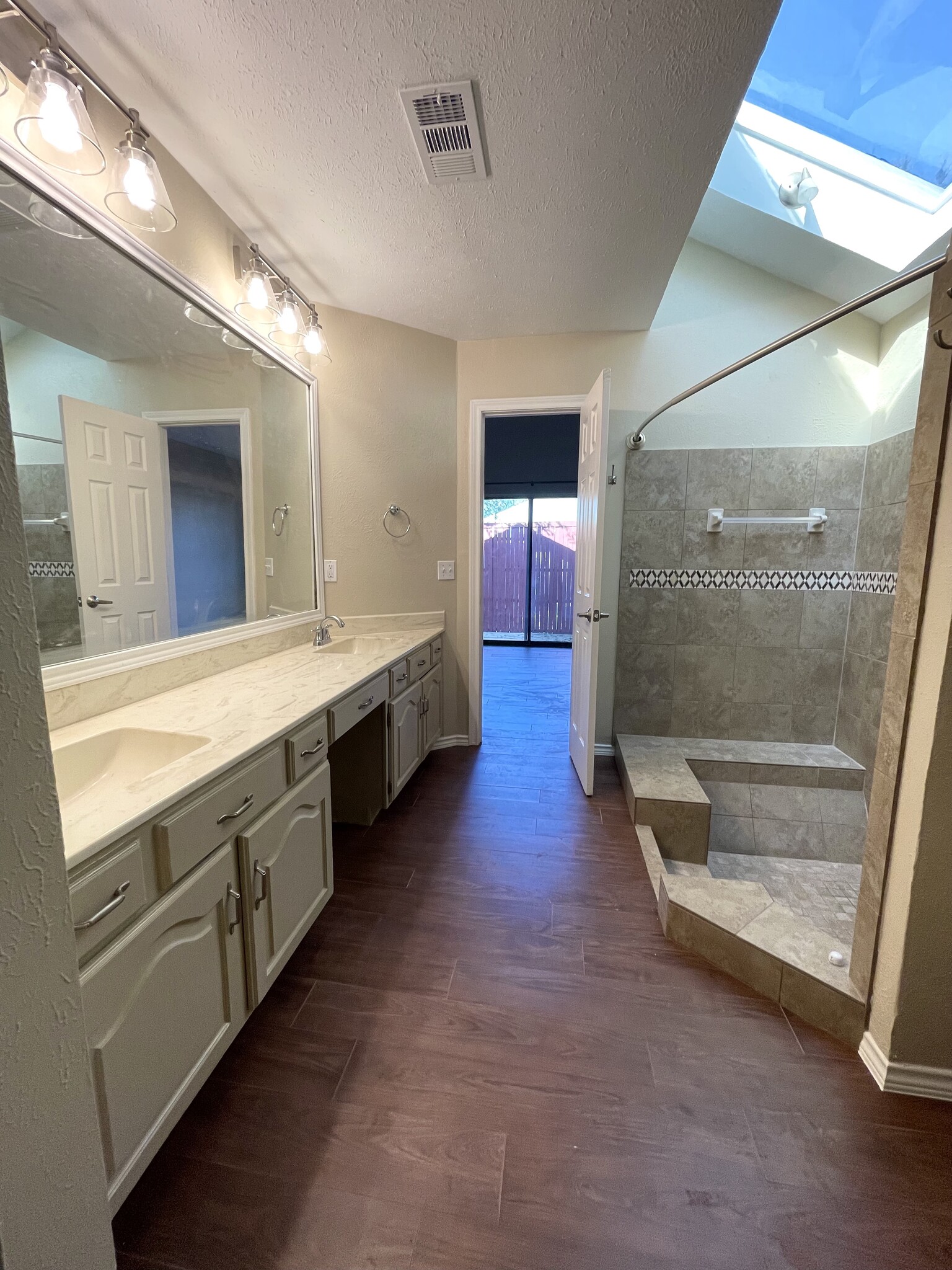 master bathroom - 3907 Winter Park Ln