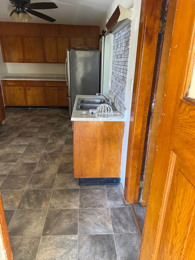 Building Photo - 3 bedroom 1 bath unit