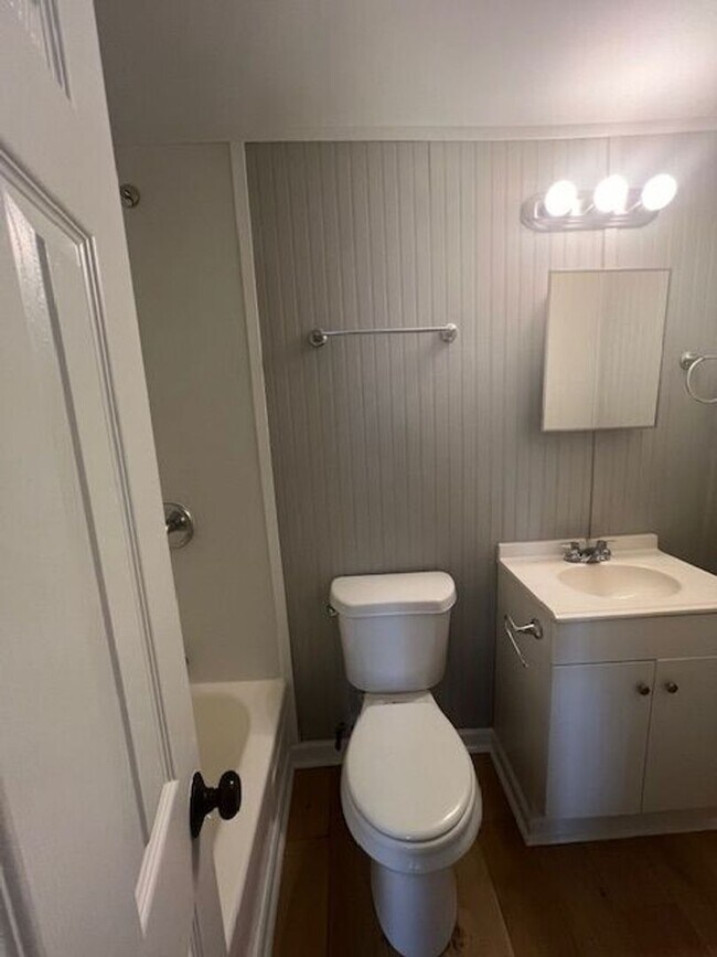 Building Photo - Remodeled 4 Bed 2 Bath House