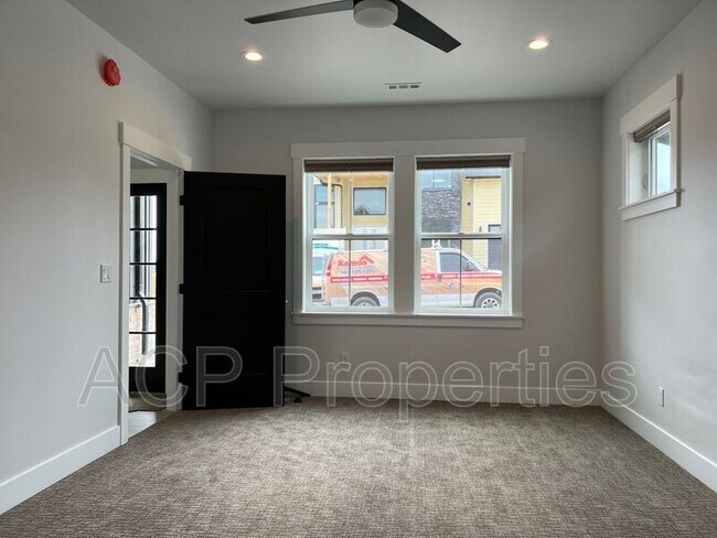 Building Photo - 1570 Farmview Ter