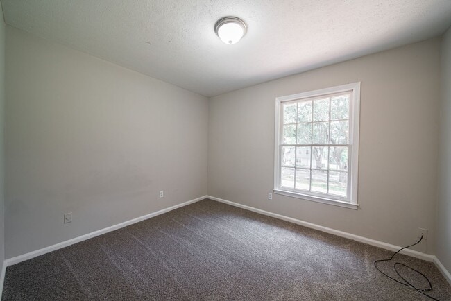 Building Photo - Coming Soon! Spacious 3 Bedroom 2 Bath!