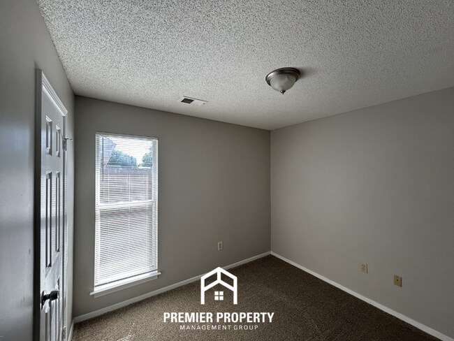 Building Photo - Cozy 3BR/1.5BA Horn Lake Home | Vaulted Ceilings & Bay Window Kitchen