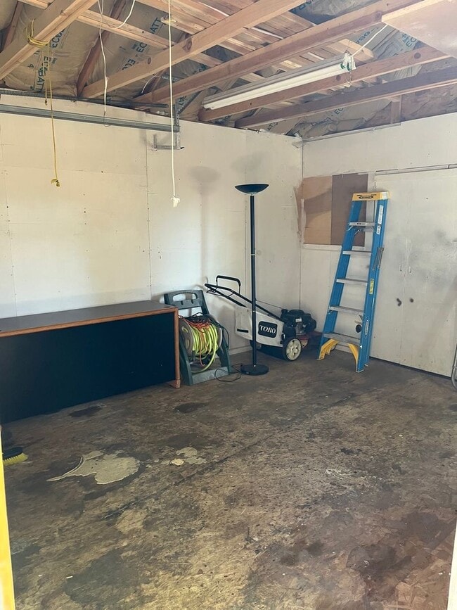 Building Photo - 2 bedroom 1 bathroom house