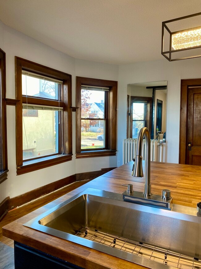 Building Photo - 780 Curfew St