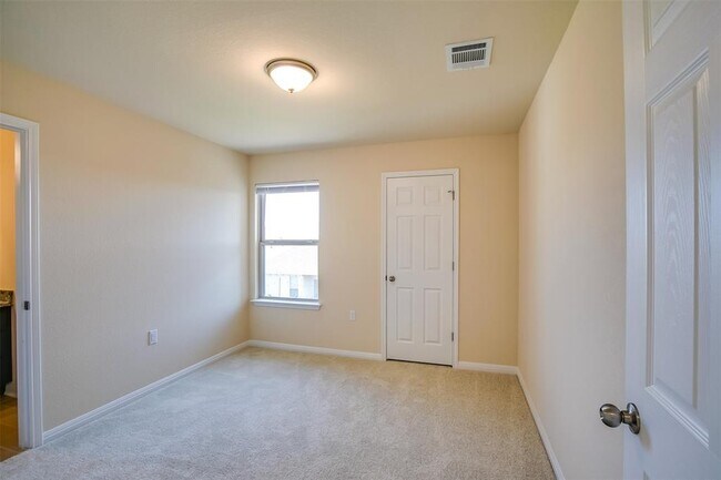 Building Photo - 905 Falkland Trace