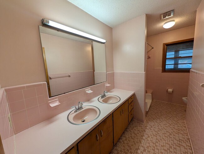 Building Photo - MOVE-IN READY! **Move-in Special**$500 off First full months rent