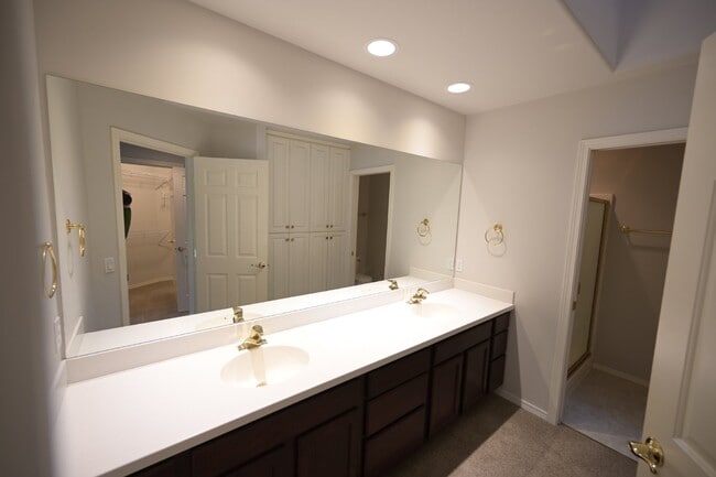 Building Photo - 2 bed + office, 2 bath, 2 car garage condo...