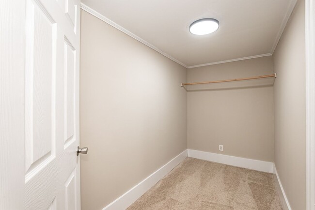 Building Photo - Recently Renovated Three bedroom Home!