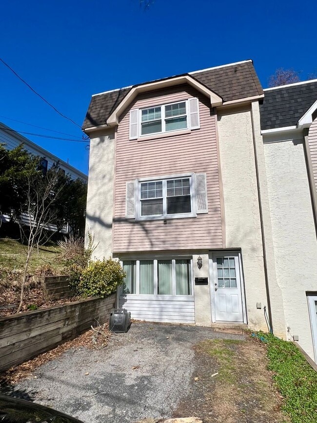 Building Photo - Gorgeous 3-Bedroom Home with Finished Basement in Havertown! Available NOW!