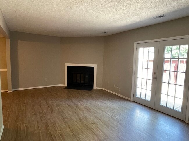 Building Photo - SW - Updated Townhome.  New Flooring, Just...