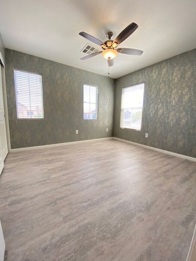 Building Photo - Unique Single Family 2/2 home