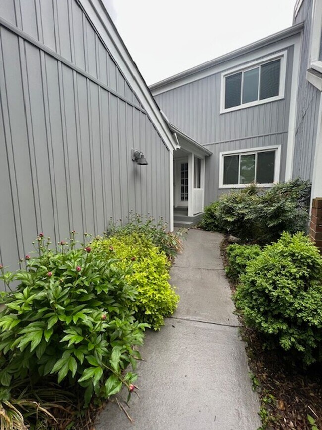 Building Photo - CHARMING TOWNHOME LOCATED IN HIGHLAND HALL...