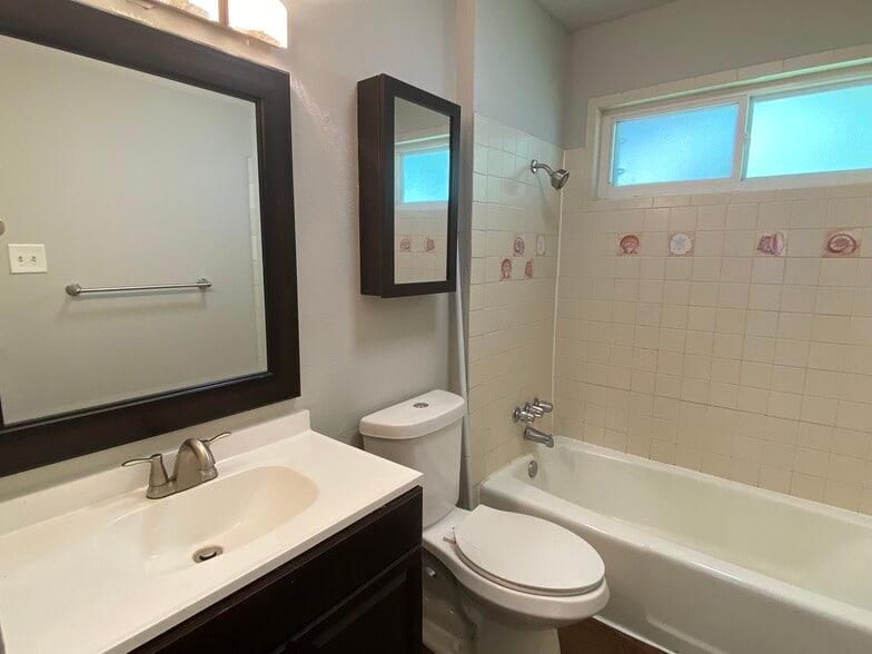 Building Photo - 7000 Bryn Mawr Camino Viejo