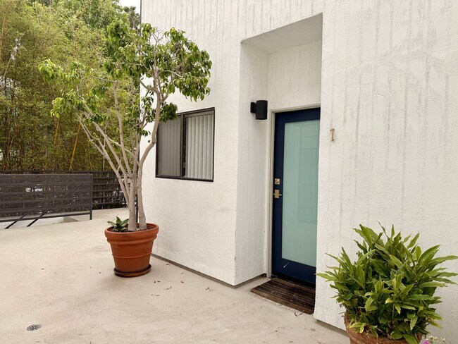 Building Photo - 2500 Abbot Kinney Blvd