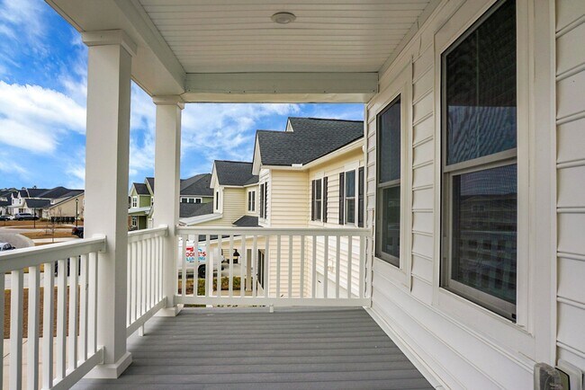 Building Photo - 5 Bedroom, 3.5 Bath, Beautiful Summerville Home, Master on Main