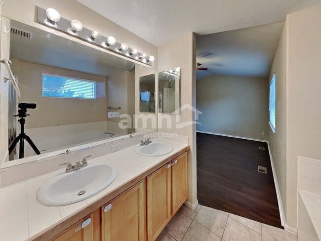 Building Photo - 651 Branding Iron Ln