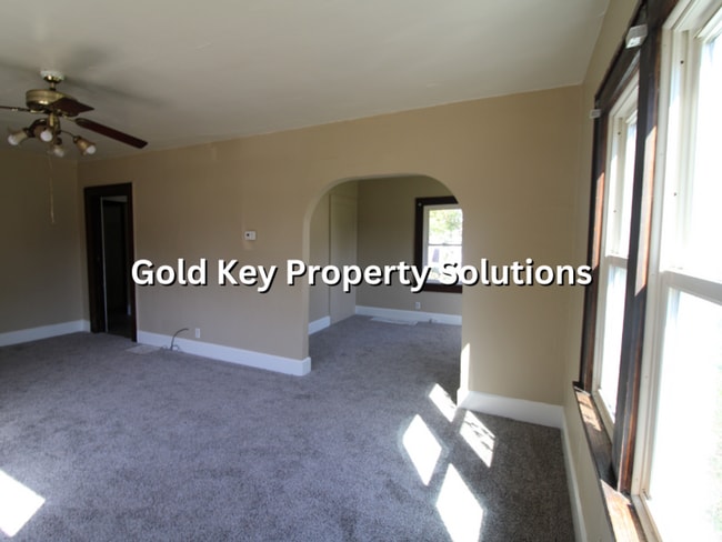Building Photo - Spacious 2 BR 1 BA House with Nice Covered...