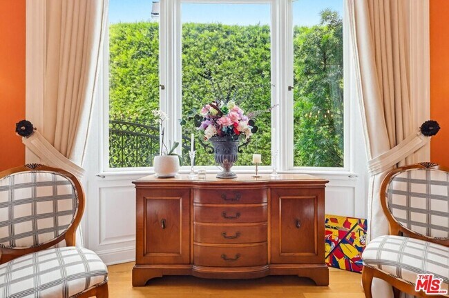 Building Photo - 516 S Rimpau Blvd