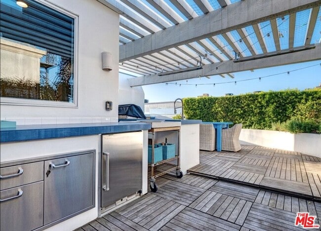 Building Photo - 129 Channel Pointe Mall