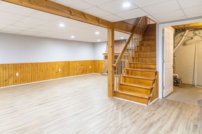 Building Photo - 3 Bedroom, 2 Bathroom home with Finished B...