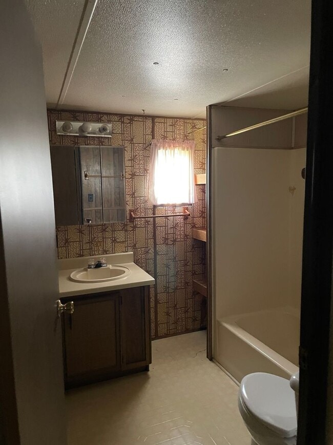 Building Photo - 2 bed 1 bath trailer house