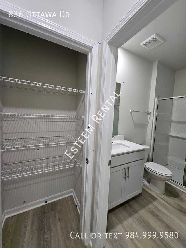 Building Photo - 836 Ottawa Dr