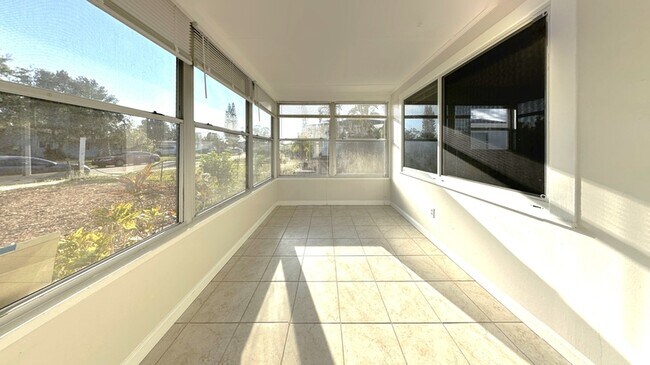 Building Photo - 5566 Kelly Dr N