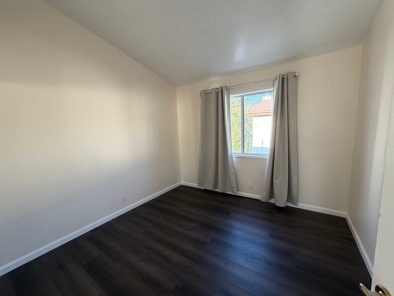 Building Photo - 13522 Glenoaks Blvd