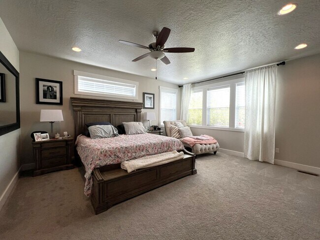 Building Photo - Beautiful custom built home with 4 bed 3.5...