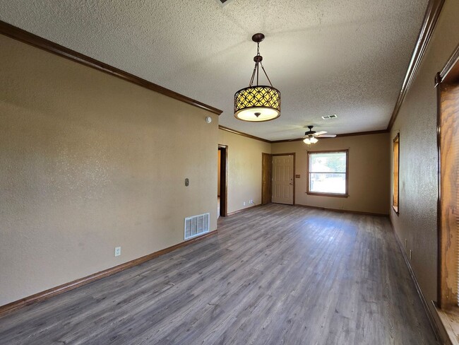 Building Photo - Charming 2 bedroom, 1 bathroom home