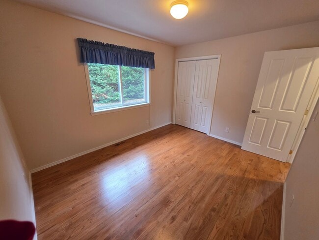 Building Photo - One-Story Home with Sound View in a Desira...