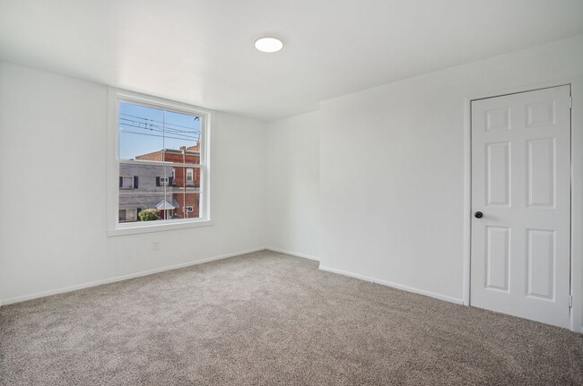 Building Photo - Newly Renovated 4 Bed, 2 Bath Home - Off-S...