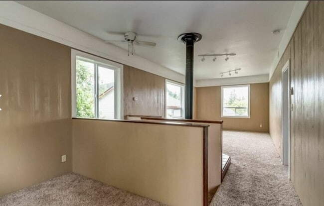 Building Photo - Charming 3 bed 1.5 bath available in Bellingham!