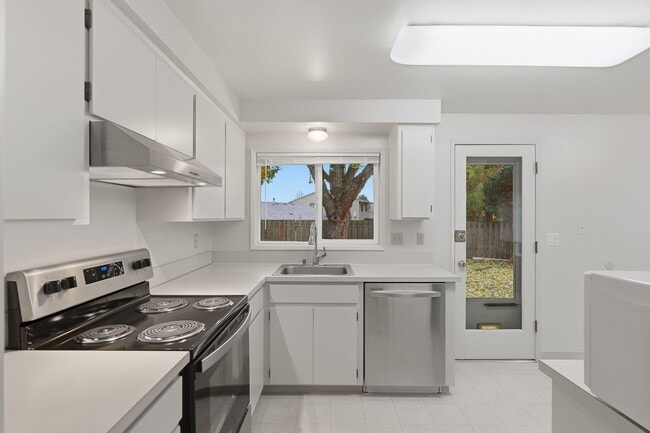 Building Photo - Freshly Updated 3-Bedroom Home with Fenced...