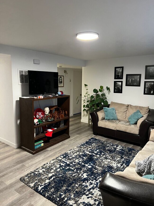 Building Photo - 2 Bedroom Apartment -2023 remodel New paint, flooring, and granite countertops