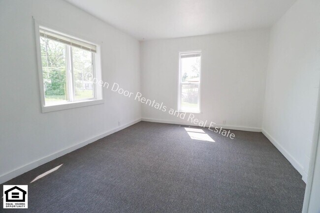 Building Photo - 918 W King St