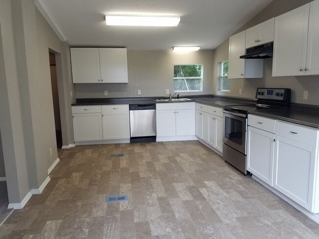 Building Photo - 3 Bed 2 Bath Bring your horses or livestock, the property is zoned agriculture