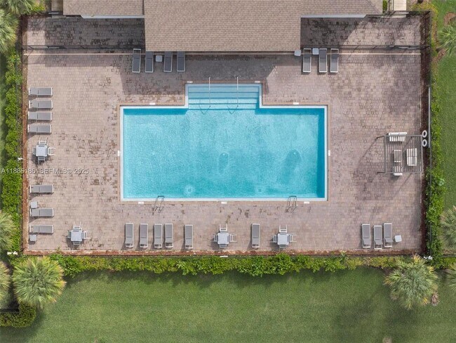 Building Photo - 424 NE 4th Ave