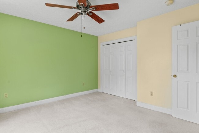 Building Photo - 3 bed/2.5 bath Off street parking