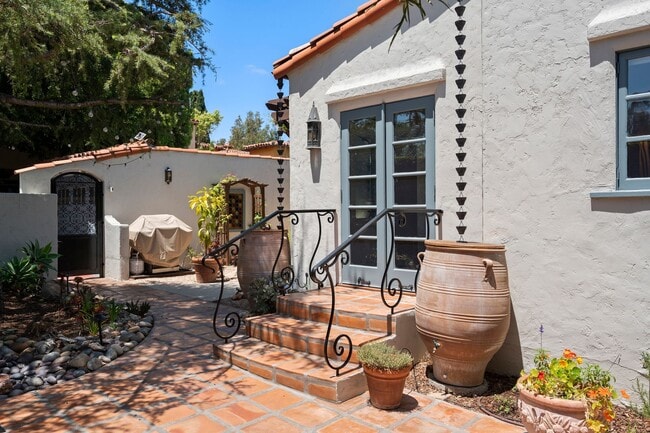 Building Photo - Kensington Exceptional Location 4Bed 3.5 Bath Private Gated Spanish Estate like property
